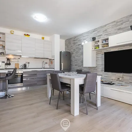 Sunset Apartment *